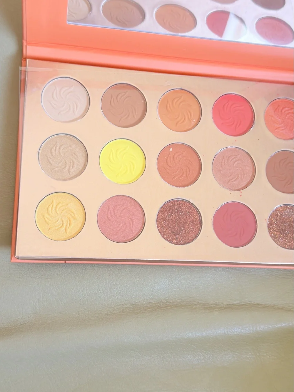 Eye-catching Chili Eyeshadow Palette - DE'LANCİ
